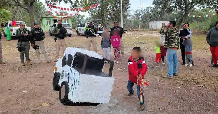 Guardia Civil dio juguetes a niños 