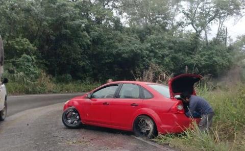 Vehículo salió del camino en accidente sobre la carretera Tamazunchale-Álamo