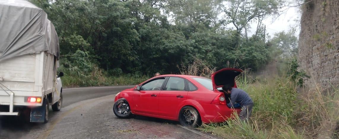 Vehículo salió del camino en accidente sobre la carretera Tamazunchale-Álamo