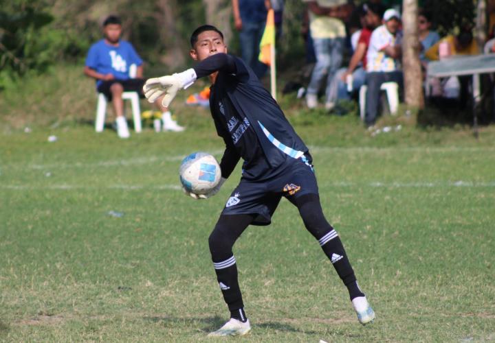 Lacho San Román mejor arquero y campeón de liga