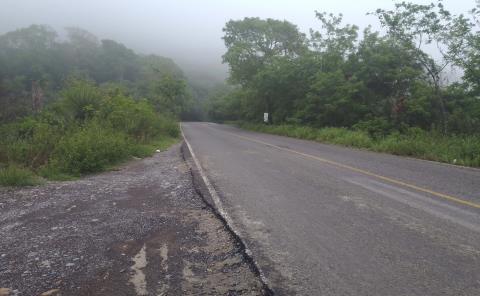 Motociclistas derrapan por lluvias