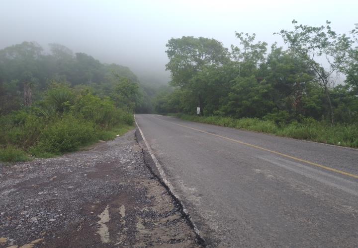 Motociclistas derrapan por lluvias