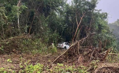 VEHÍCULO CAYÓ AL BARRANCO