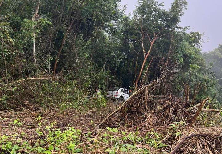 VEHÍCULO CAYÓ AL BARRANCO