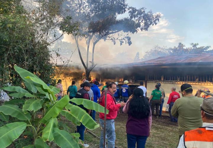 INCENDIO ARRASÓ CON BODEGA DEL CBTIS