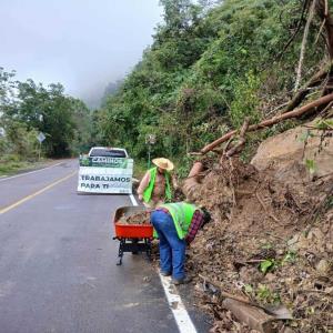 Rehabilitan caminos afectados por lluvias
