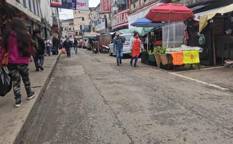 Más ambulantes y locatarios invaden espacios en la calle Hidalgo