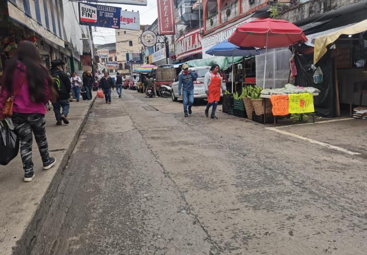 Más ambulantes y locatarios invaden espacios en la calle Hidalgo