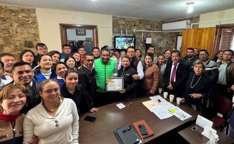 Recibió alcalde reconocimiento de la SNTE por compromiso con la educación