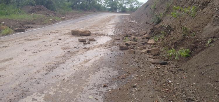 Derrumbes en la  carretera estatal