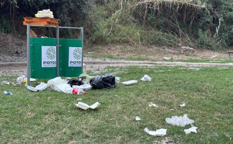 Gente inconsciente arroja basura en este espacio recién inaugurado