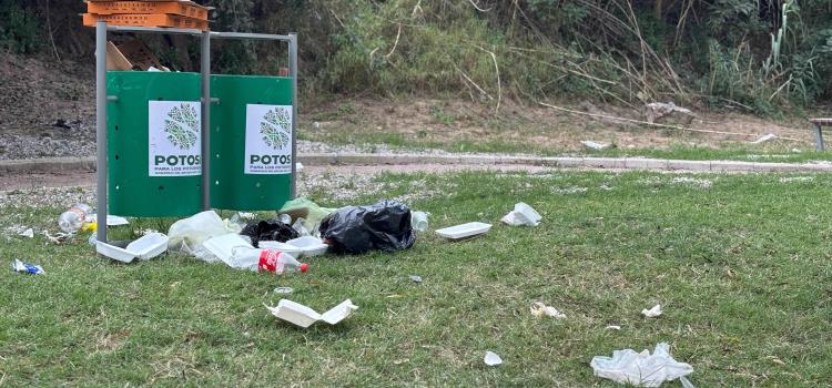 Gente inconsciente arroja basura en este espacio recién inaugurado