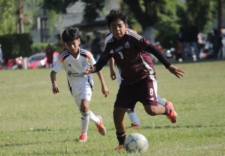 Con poderío chiquillos de la infantil B a escena