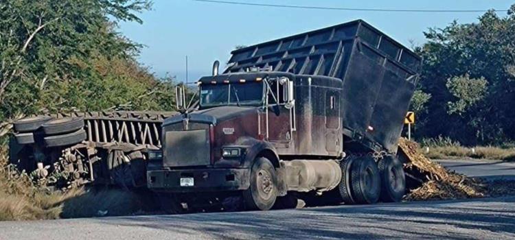 Volcó cañero en la Valles-Tampico     