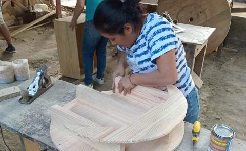 Mujeres aprenden oficio de carpintería 

