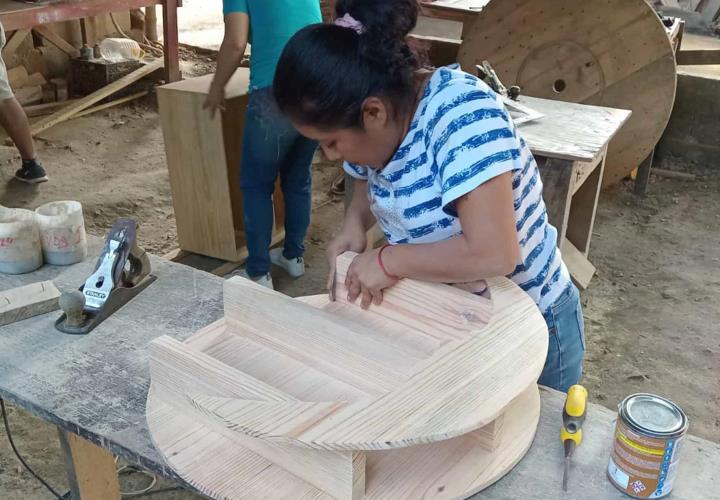 Mujeres aprenden oficio de carpintería 