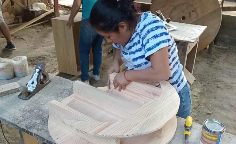 Mujeres aprenden oficio de carpintería 