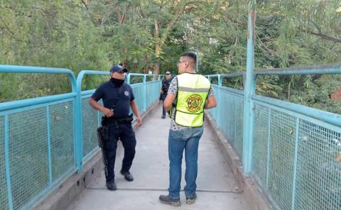 Sujeto en puente peatonal causó alarma