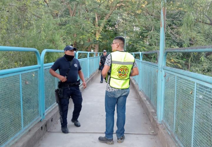 Sujeto en puente peatonal causó alarma