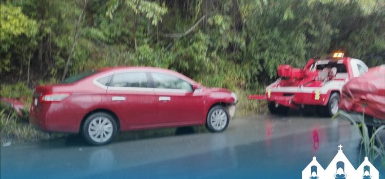 Auto chocó contra cerro