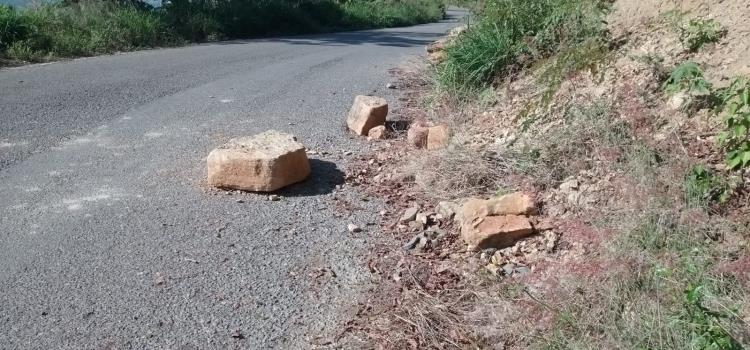 Precaución por piedras en rúas