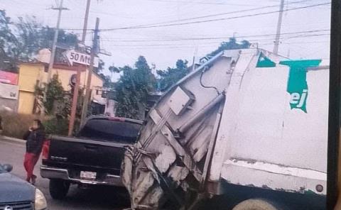 Percance entre camioneta y compactadora