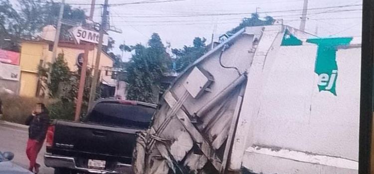 Percance entre camioneta y compactadora