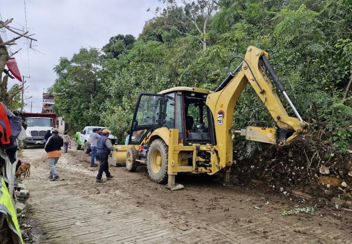 Tetitla recibe apoyo del gobierno para limpieza de caminos
