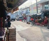 Comerciantes y particulares “acaparan” estacionamiento